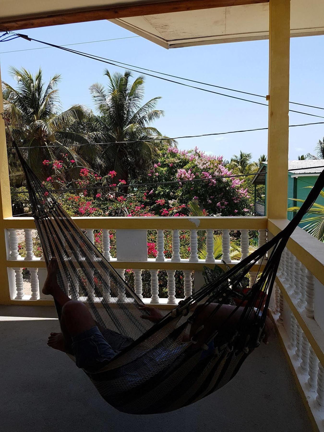 Serenade Hotel Placencia Eksteriør billede